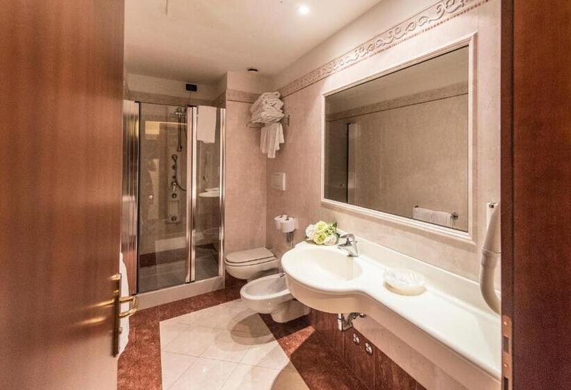 Полулюкс, Admiral Hotel Villa Erme