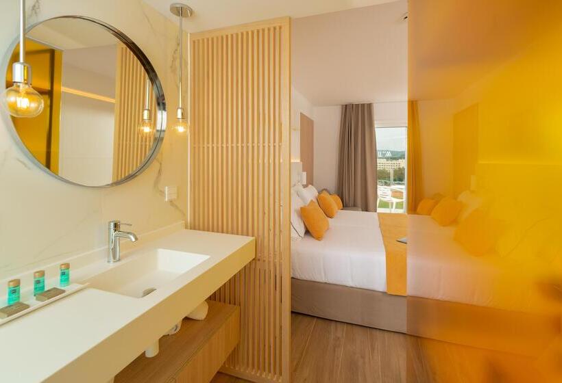 חדר סופריור נוף לבריכה, L'Azure Hotel 4* Sup