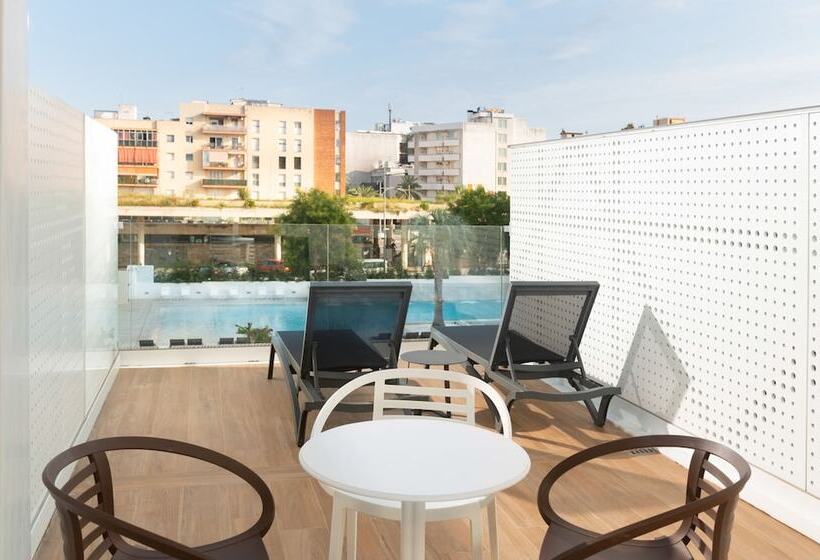 חדר משפחתי נוף לבריכה, L'Azure Hotel 4* Sup