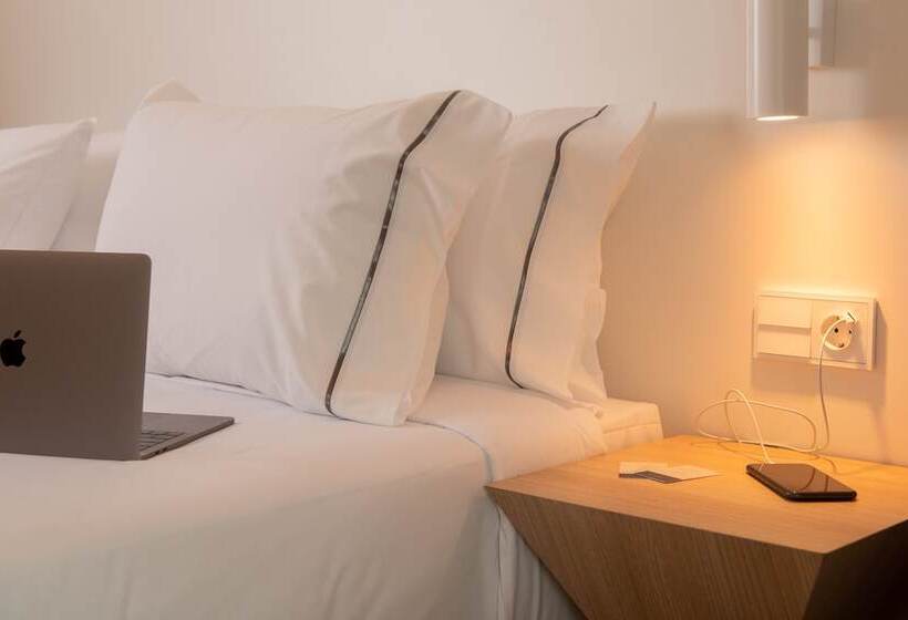 חדר סטנדרט נוף לבריכה, L'Azure Hotel 4* Sup