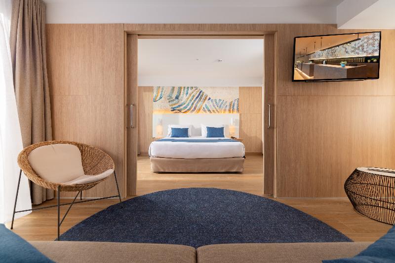 סוויטה נוף לבריכה, L'Azure Hotel 4* Sup