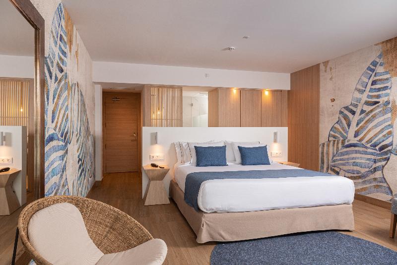 חדר דלוקס לשלושה עם נו לבריכה, L'Azure Hotel 4* Sup