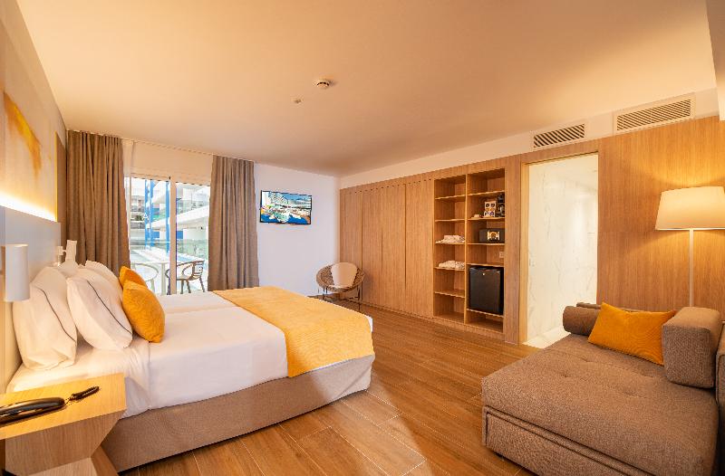 חדר סופריור נוף לבריכה, L'Azure Hotel 4* Sup