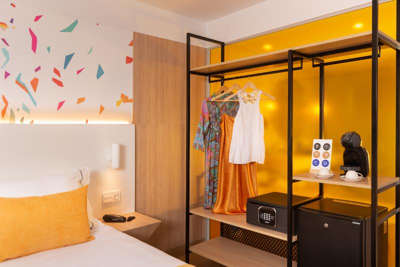חדר משפחתי נוף לבריכה, L'Azure Hotel 4* Sup