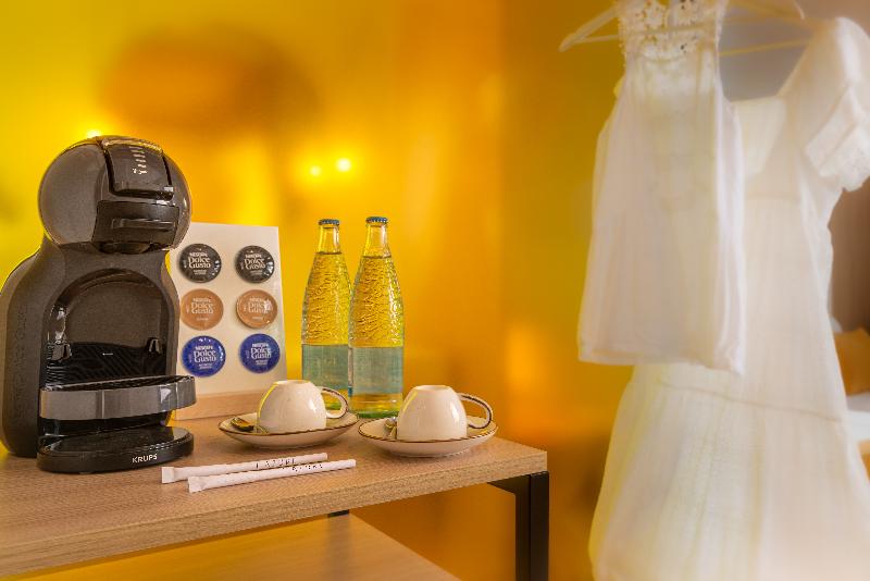 חדר משפחתי נוף לבריכה, L'Azure Hotel 4* Sup
