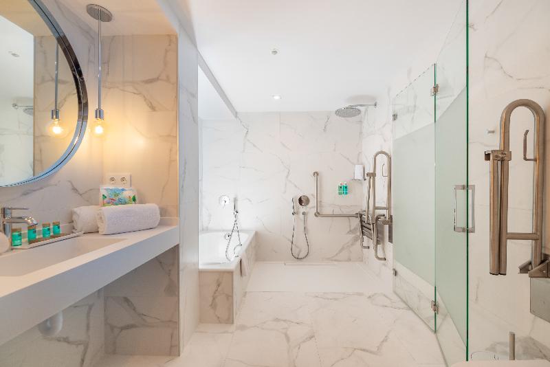 חדר משפחתי נוף לבריכה, L'Azure Hotel 4* Sup