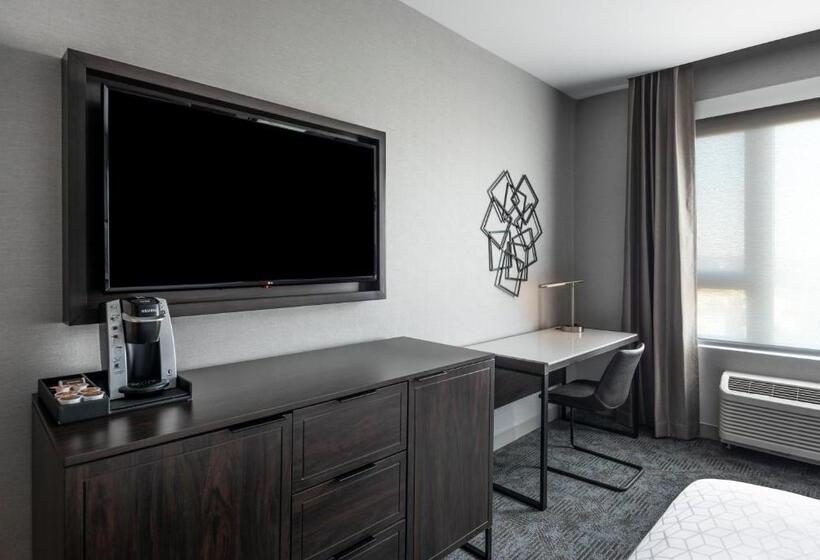 اتاق استاندارد با تخت بزرگ برای معلولان, Holiday Inn Express   Boston Logan Airport   Revere, An Ihg
