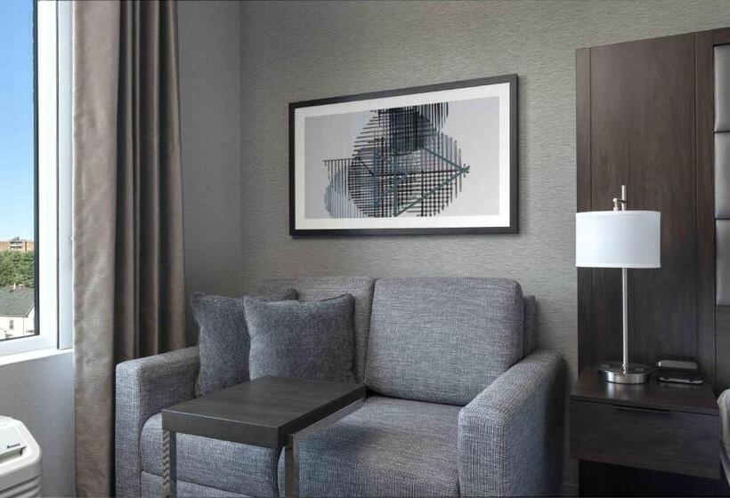 اتاق استاندارد با تخت بزرگ برای معلولان, Holiday Inn Express   Boston Logan Airport   Revere, An Ihg