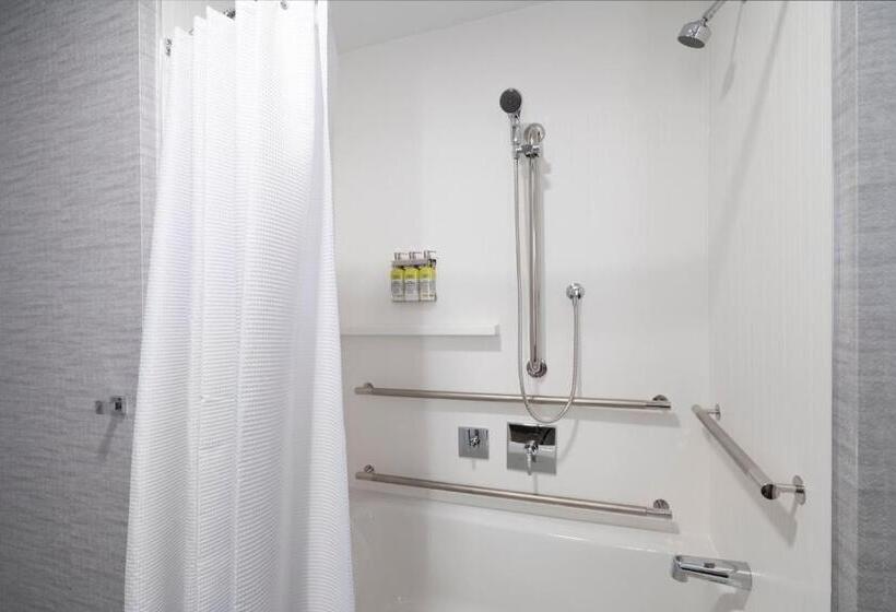 اتاق استاندارد با تخت بزرگ برای معلولان, Holiday Inn Express   Boston Logan Airport   Revere, An Ihg