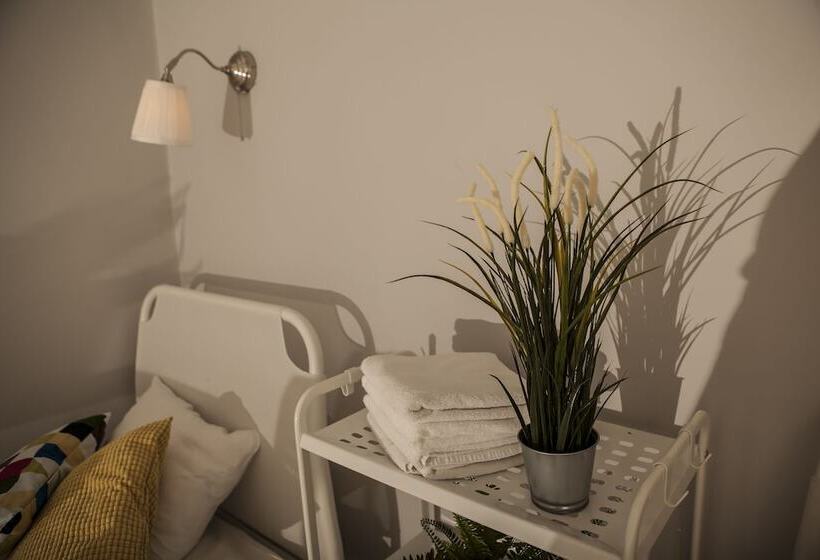 اتاق استاندارد سه تخته با سرویس بهداشتی مشترک, Bi Pi Hostel