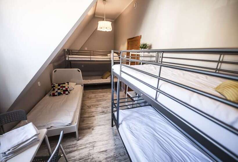 اتاق خانوادگی با سرویس بهداشتی مشترک, Bi Pi Hostel