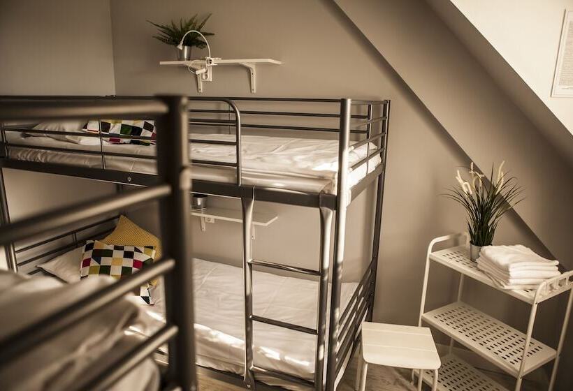 اتاق استاندارد چهارنفره با سرویس بهداشتی مشترک, Bi Pi Hostel