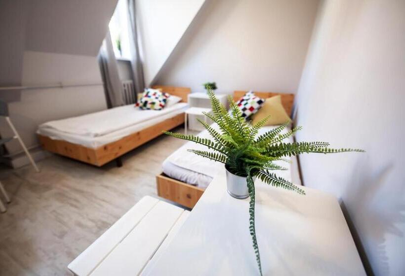 اتاق استاندارد سه تخته با سرویس بهداشتی مشترک, Bi Pi Hostel