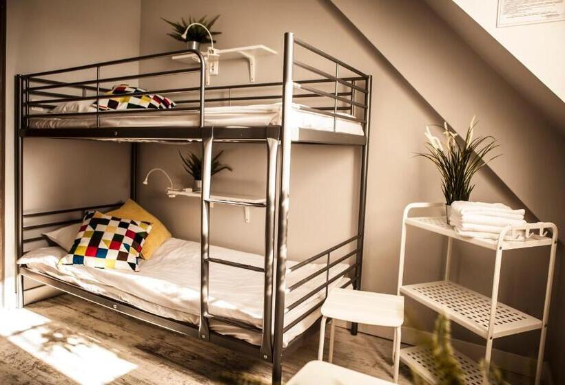 اتاق استاندارد چهارنفره با سرویس بهداشتی مشترک, Bi Pi Hostel