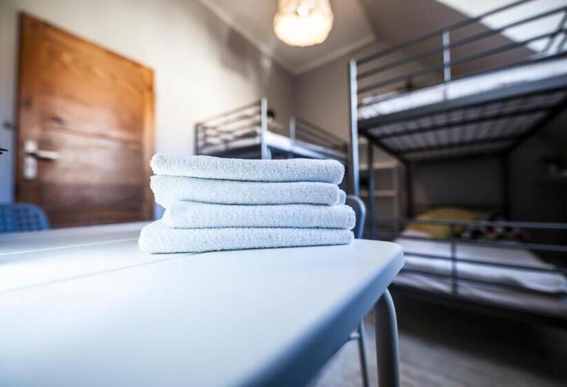 اتاق خانوادگی با سرویس بهداشتی مشترک, Bi Pi Hostel