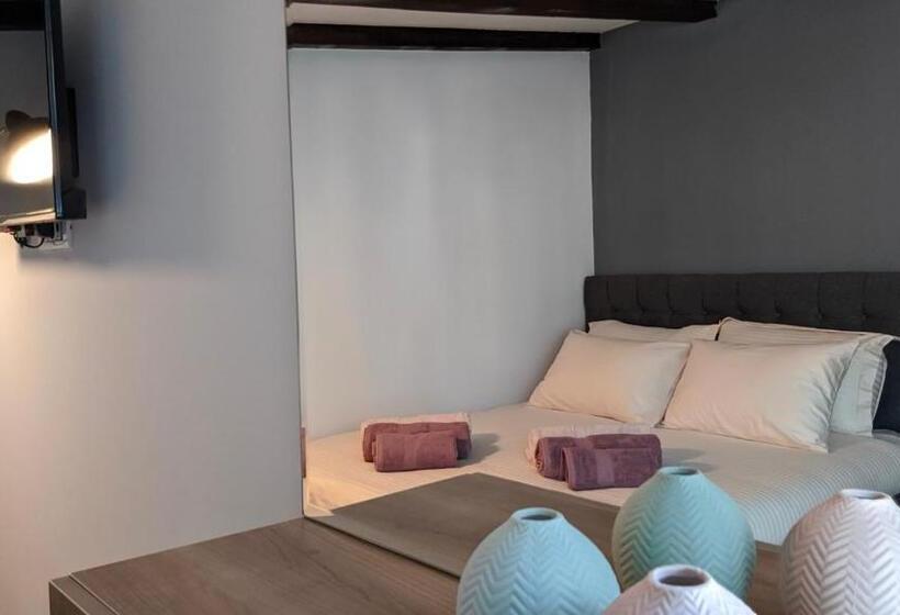 اتاق استاندارد با بالکن, L Hotelpz