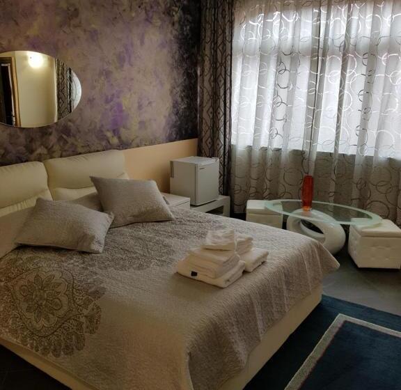 标准间, Liberty Rooms
