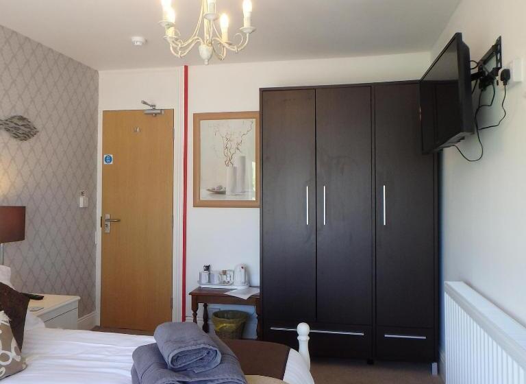 Номер Стандарт Вид на Горы, Saint Cadfans Lodge
