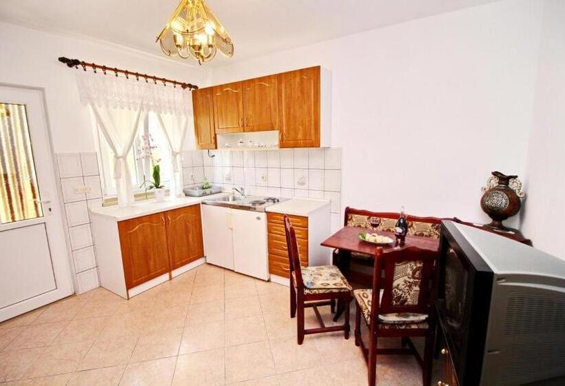 Апартаменты 1 Спальня Вид на Сад, Apartments Veselka