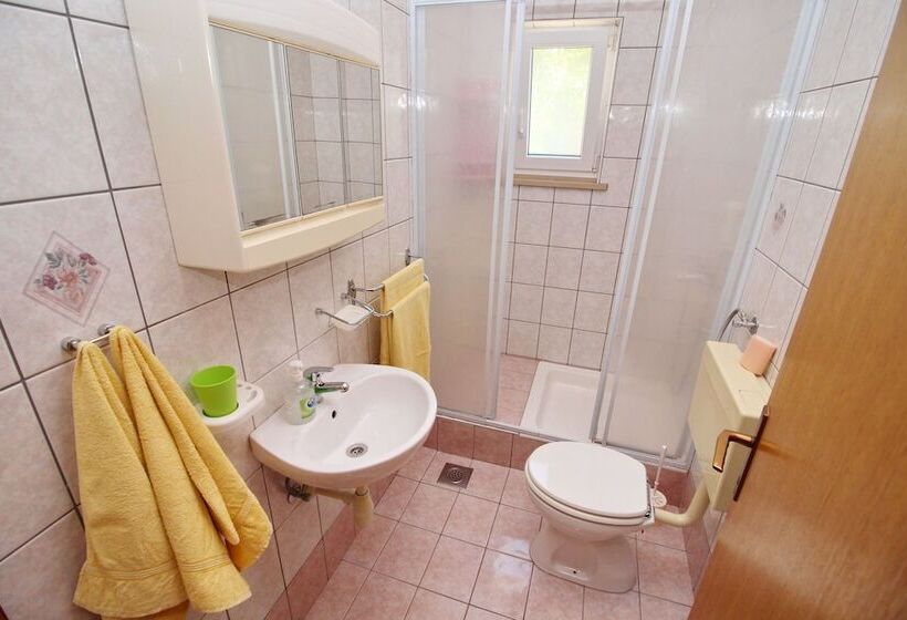 Апартаменты 2 Спальни Вид на Море, Apartments Veselka