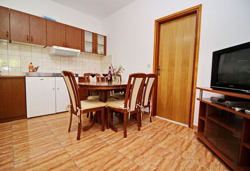 Апартаменты 1 Спальня Вид на Сад, Apartments Veselka