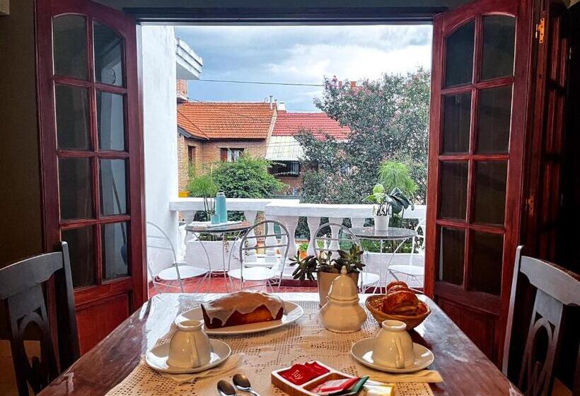 اتاق لوکس با بالکن, Calchaquíes Home Hostel
