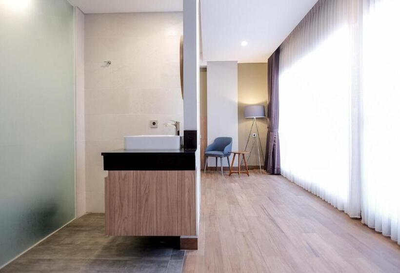 Люкс, Sans Hotel Puri Indah Jakarta