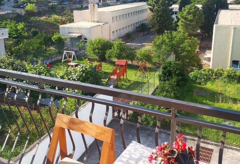 اتاق استاندارد سه تخته با چشم‌انداز باغ, Guesthouse Dona