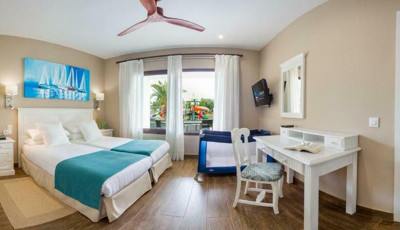 Люкс Премиум Вид на Бассейн, Vitalclass Lanzarote Resort
