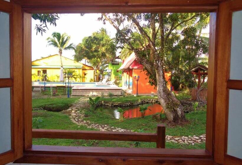 اتاق استاندارد سه تخته با چشم‌انداز باغ, Livingston Resort