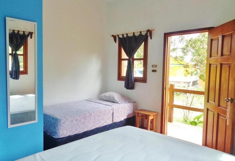 اتاق استاندارد سه تخته با چشم‌انداز باغ, Livingston Resort
