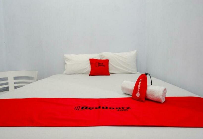 Номер Стандарт, Reddoorz Plus At Hawai Inn Near Mall Of Panakukang