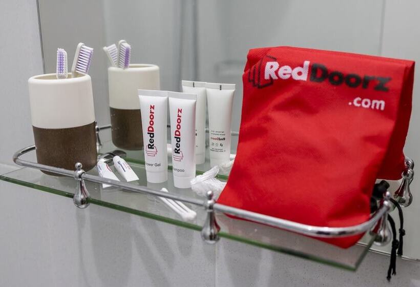 Номер Economy, Reddoorz Plus At Hawai Inn Near Mall Of Panakukang