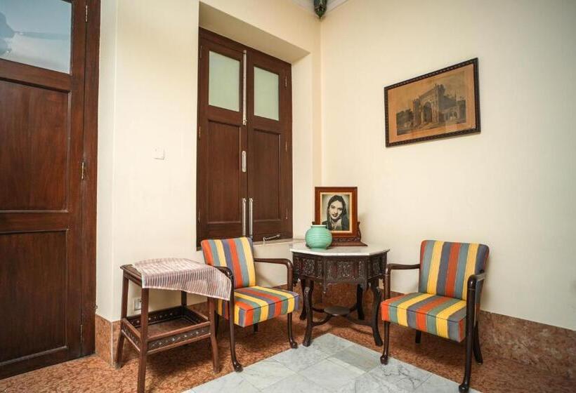 اتاق استاندارد با بالکن, Nilambag Palace