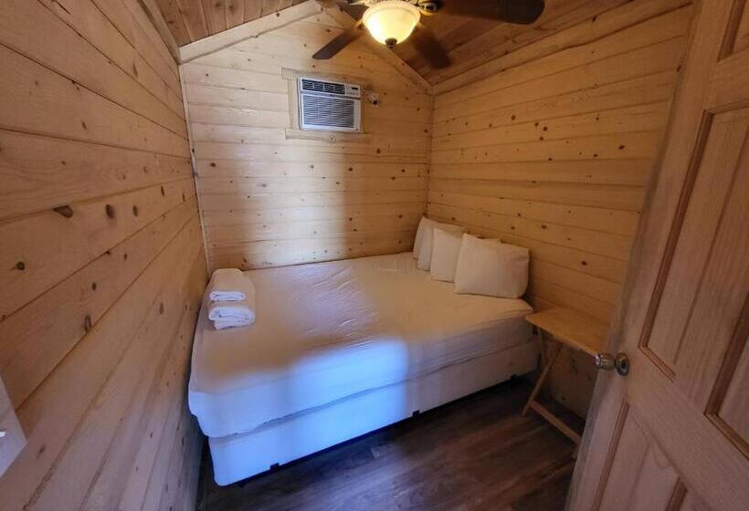 Хижина, Panamint Springs Motel & Tents