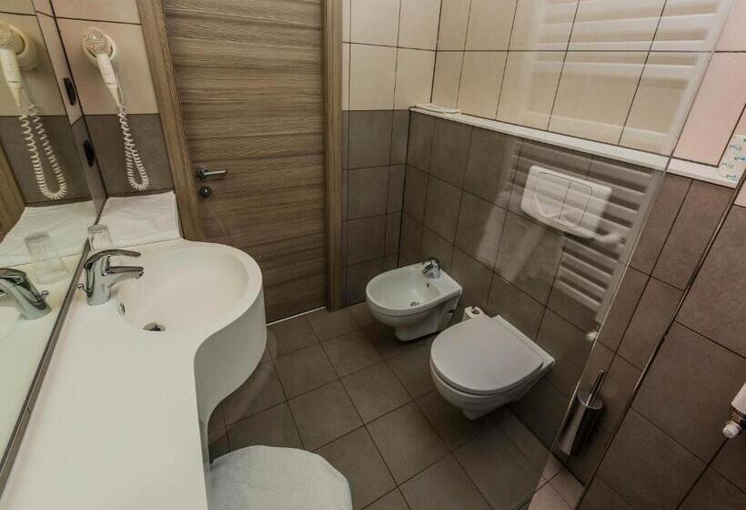 Номер Стандарт Вид на Озеро, Campione Univela Hostel