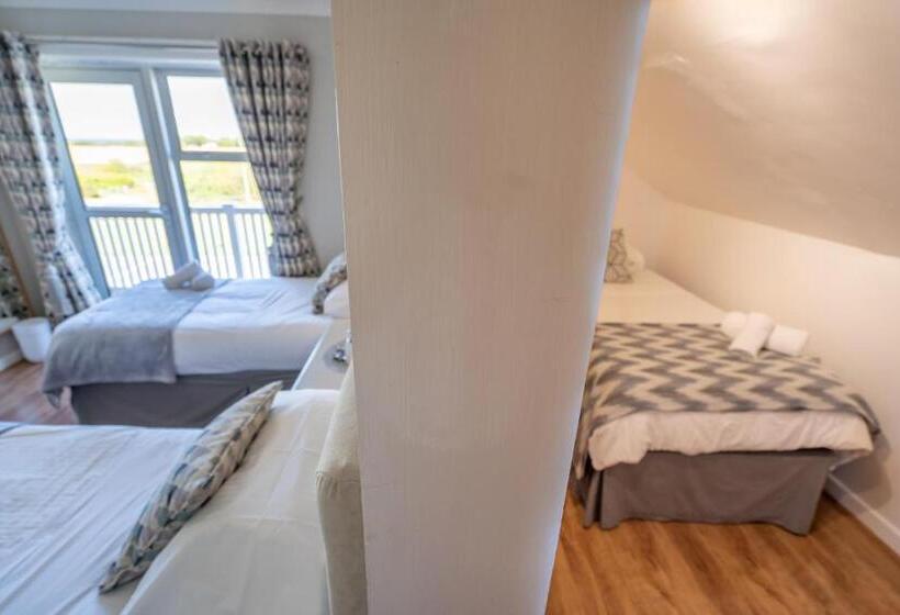 Трехместный Номер Стандарт с Балконом, Coral Gables Guesthouse & Campsite