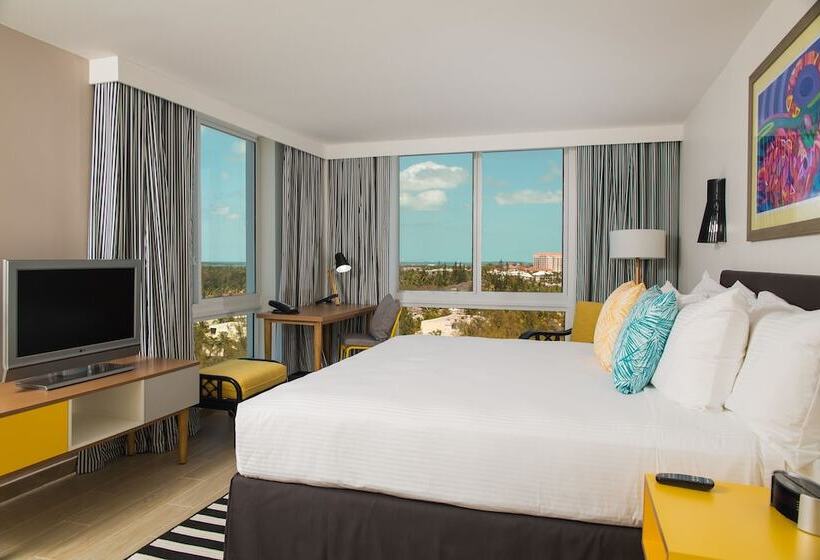 带大床的豪华间, Warwick Paradise Island Bahamas  All Inclusive  Adults Only