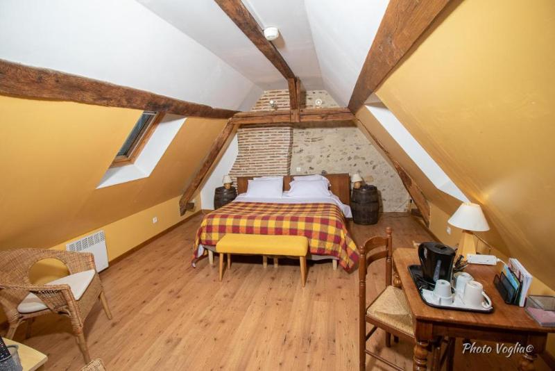 Номер Стандарт Трехместный, Logis Auberge Le Colombien   Hôtel Et Restaurant