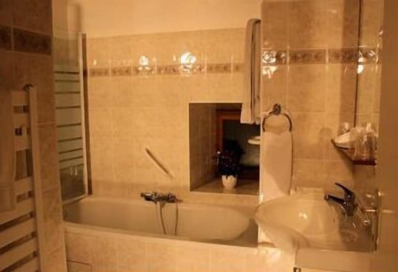 Номер Стандарт Трехместный, Logis Auberge Le Colombien   Hôtel Et Restaurant