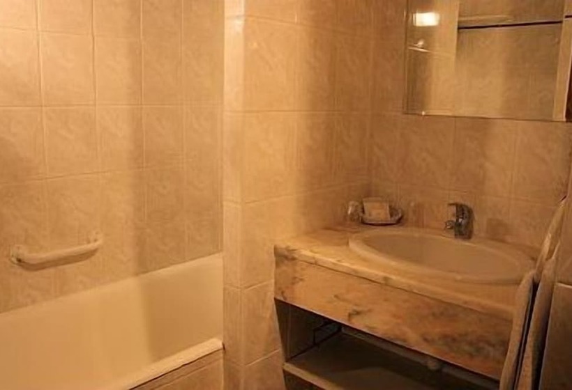 Номер Стандарт Трехместный, Logis Auberge Le Colombien   Hôtel Et Restaurant