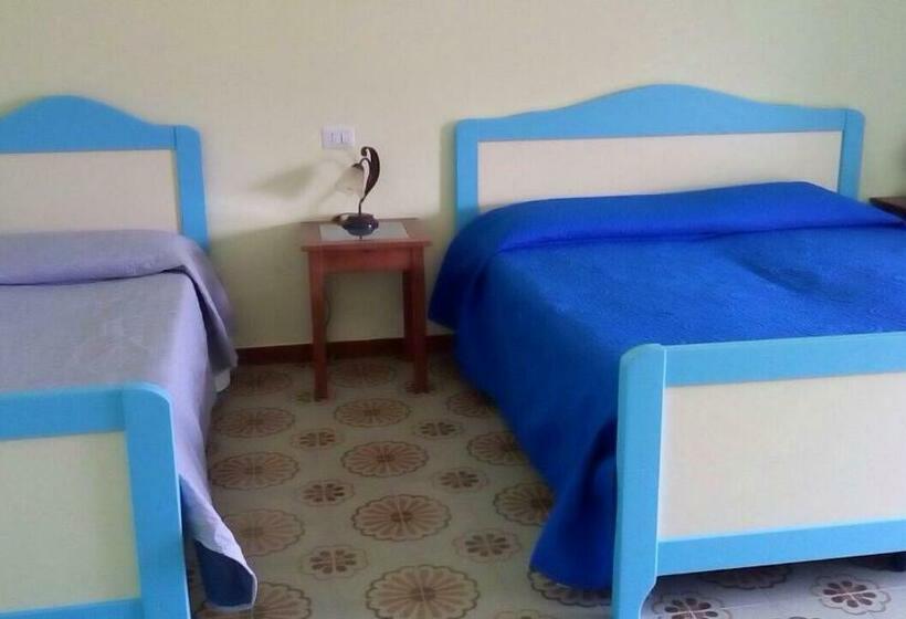 Трехместный Номер Стандарт с Балконом, B&b La Scogliera
