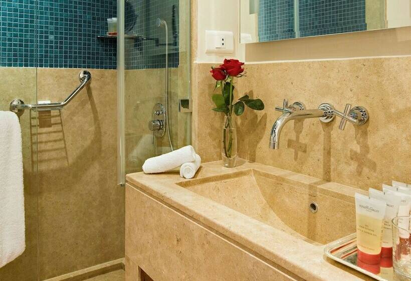 اتاق لوکس با چشم‌انداز دریا, Movenpick Resort Sharm El Sheikh