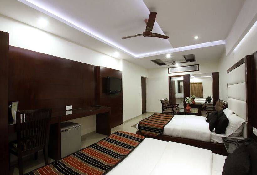 اتاق لوکس, Chowdhry Tourist Lodge   New Delhi Railway Station   2 Minutes Walk