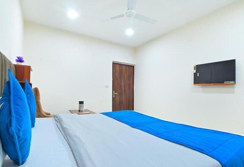 اتاق لوکس یک تخته, Chowdhry Tourist Lodge   New Delhi Railway Station   2 Minutes Walk