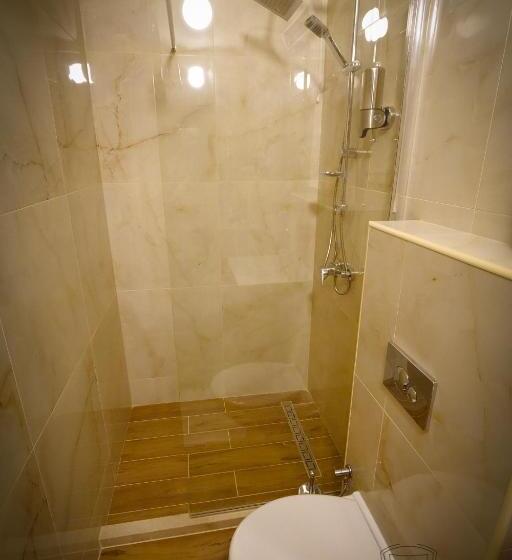 اتاق لوکس خانوادگی, Motel Kvele