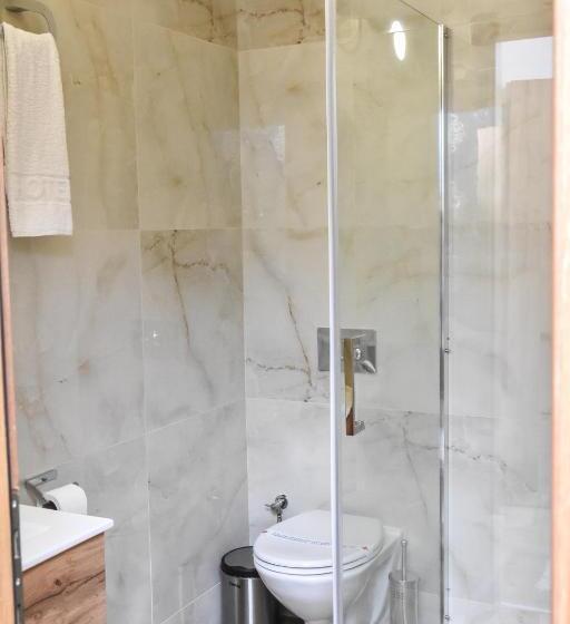 اتاق لوکس با تخت بزرگ, Motel Kvele