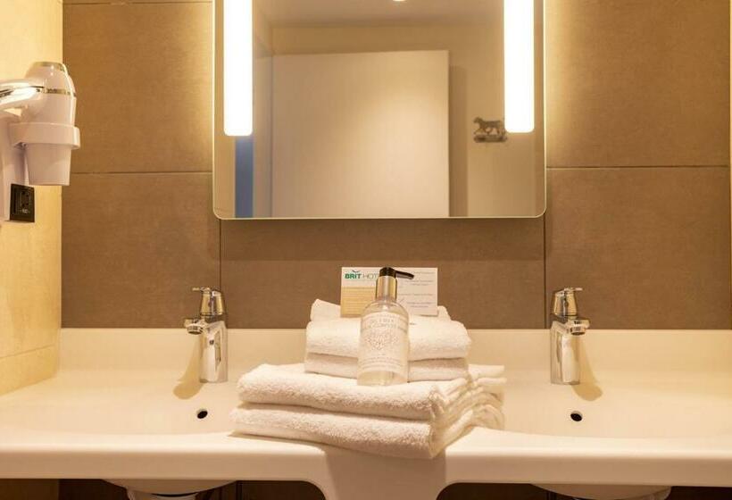 اتاق سوپریور چهار تخته, Brit Hotel Ploermel   Hotel De L Hippodrome
