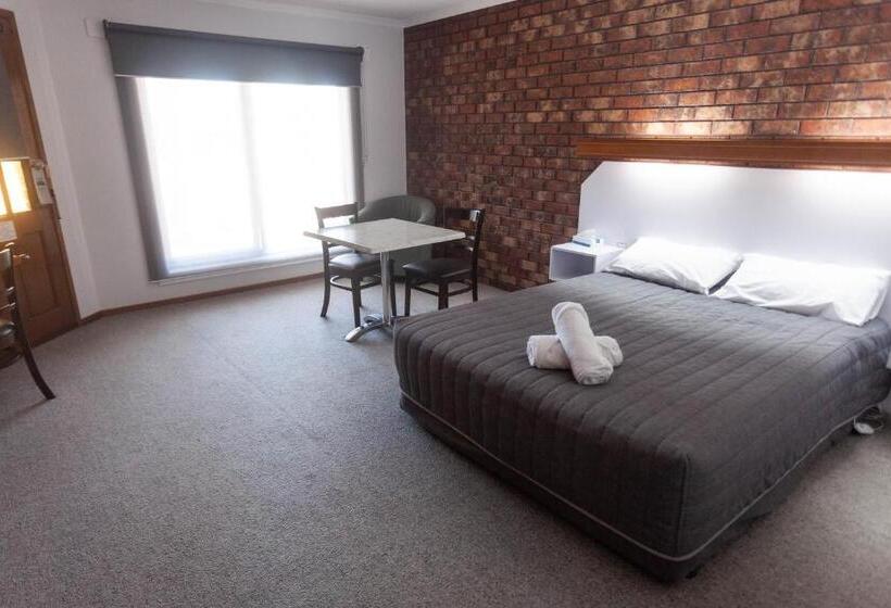Семейный Номер, Donald Motor Lodge
