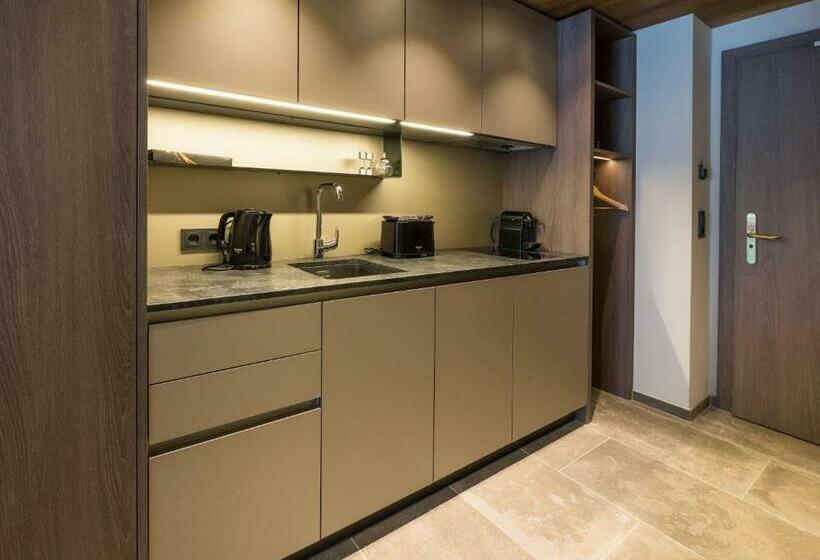 Студия Стандарт, Vier Studios & Restaurant